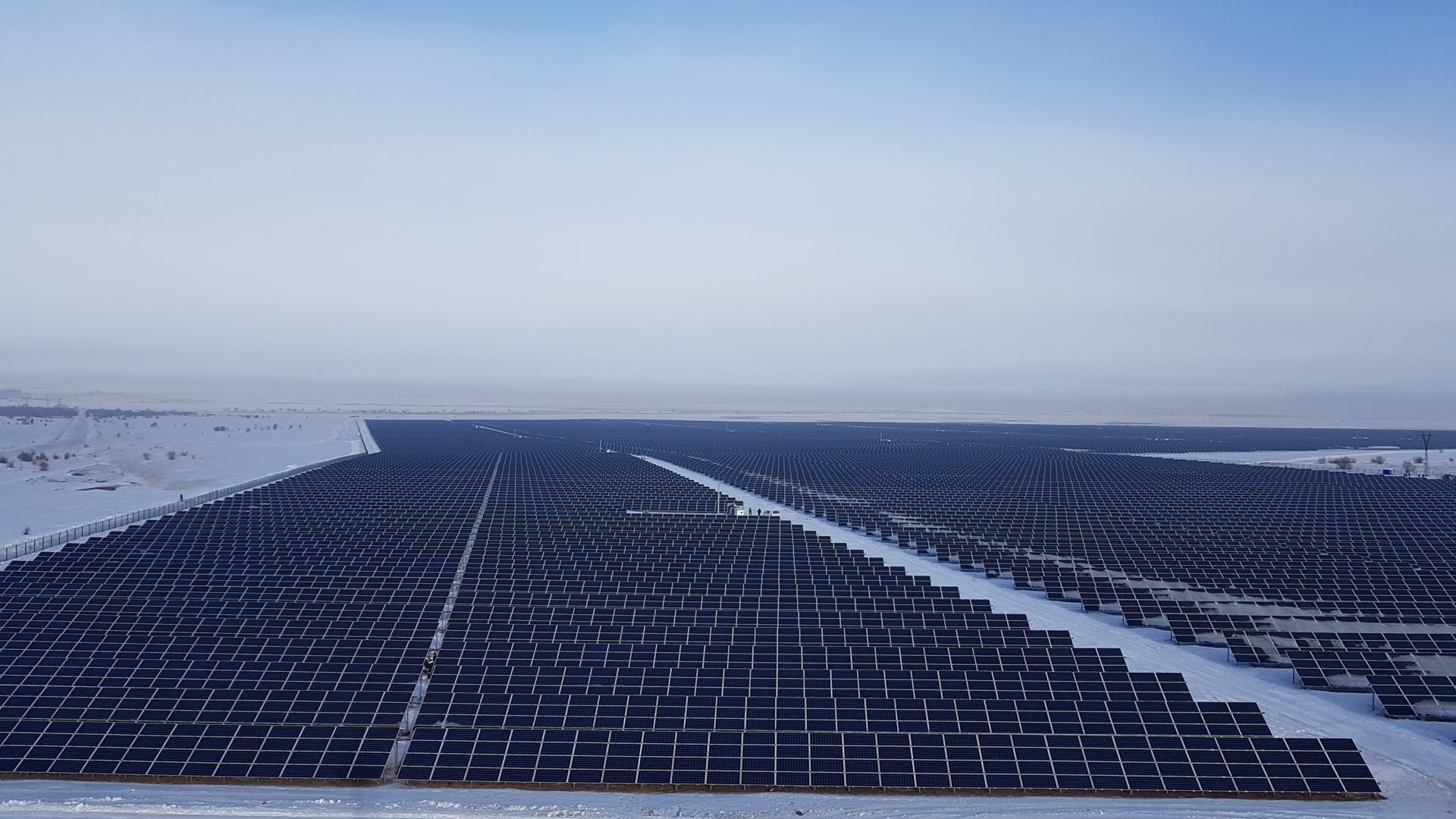 Goldbeck Solar realisierte die größte Freiflächen-Anlage in Zentralasien mit 100 MWp innerhalb von sechs Monaten Bauzeit. (Foto: Goldbeck Solar)