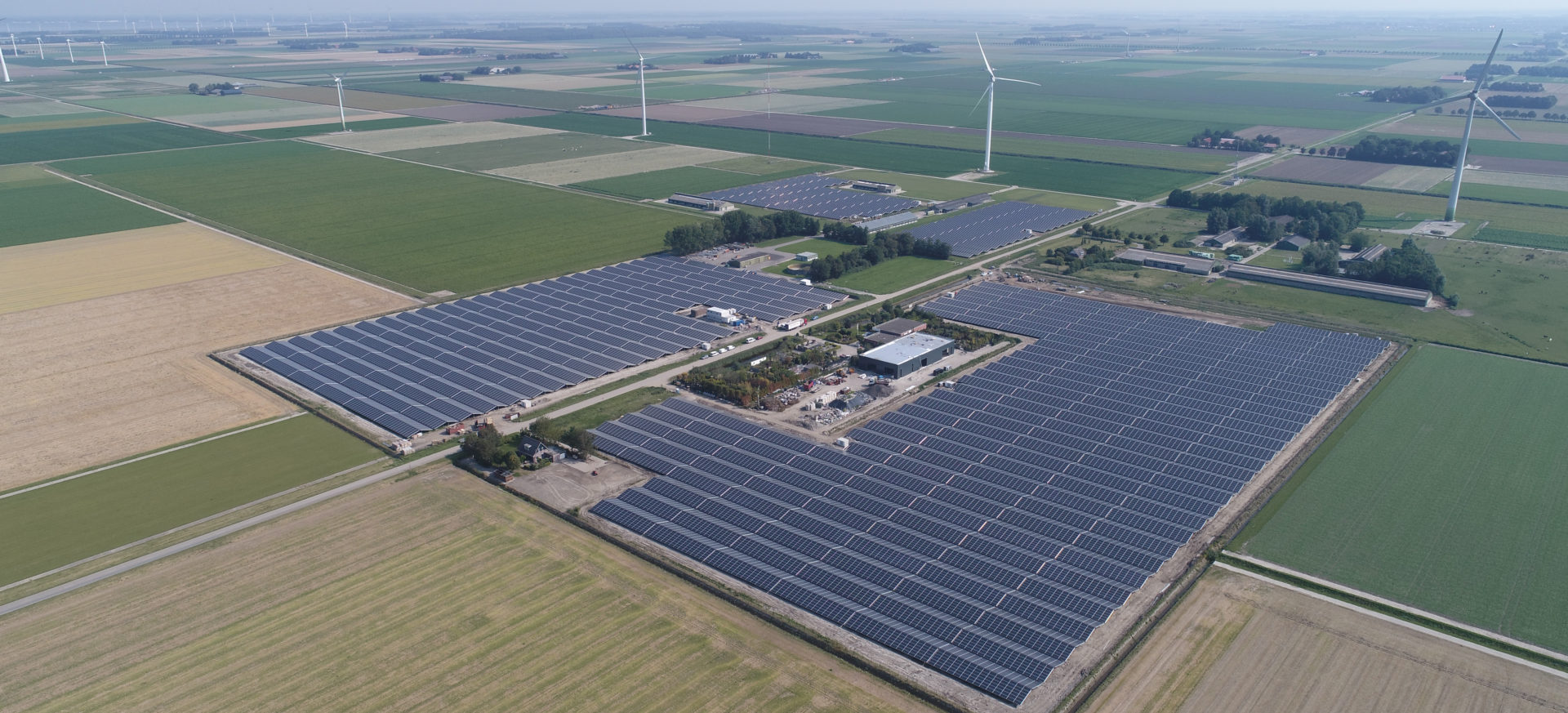 Luftaufnahme des Solarparks in Lelystad, Niederlanden