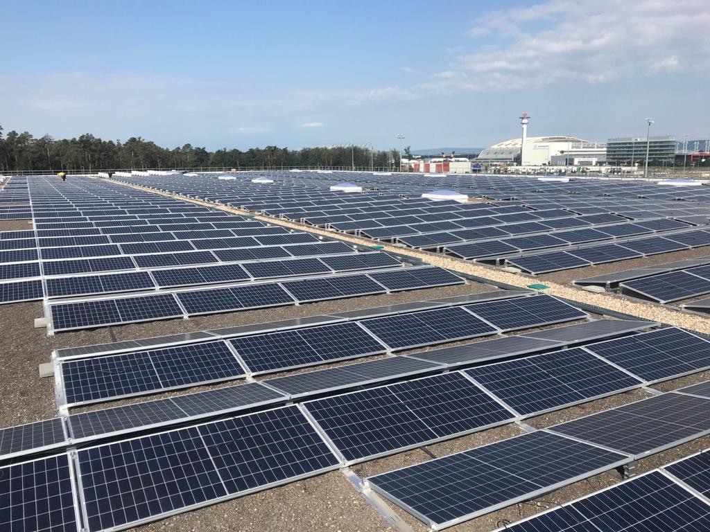 Das Fraport-Solardach auf der Swissport-Frachthalle am Frankfurter Flughafen