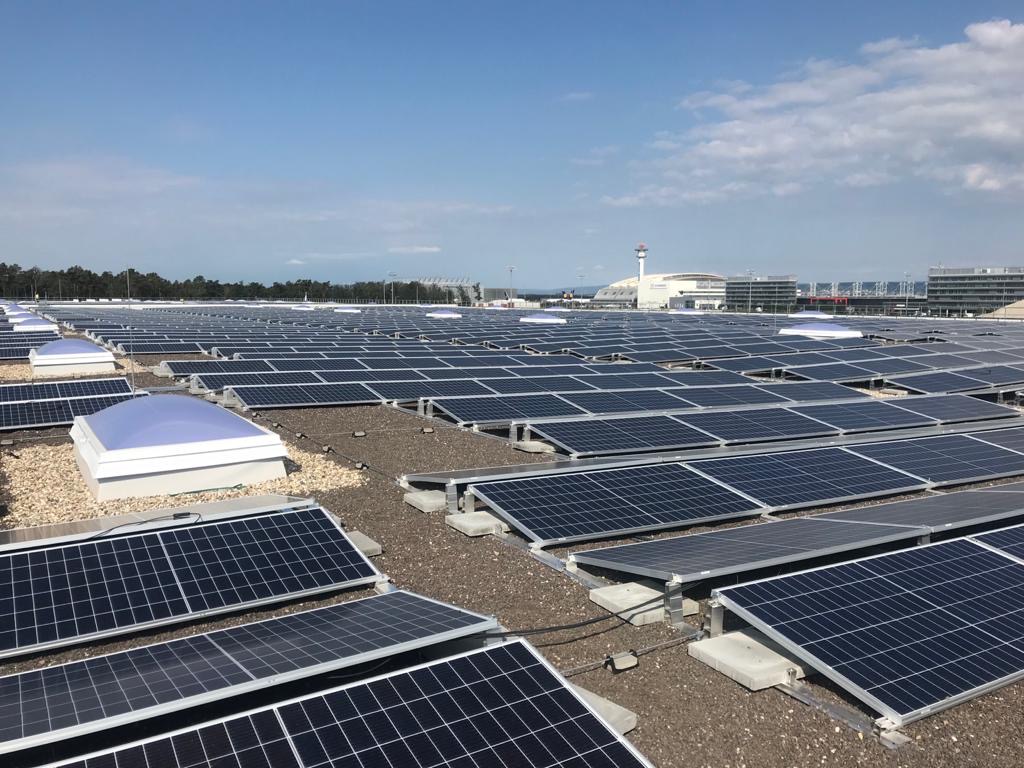 Das Fraport-Solardach auf der Swissport-Frachthalle