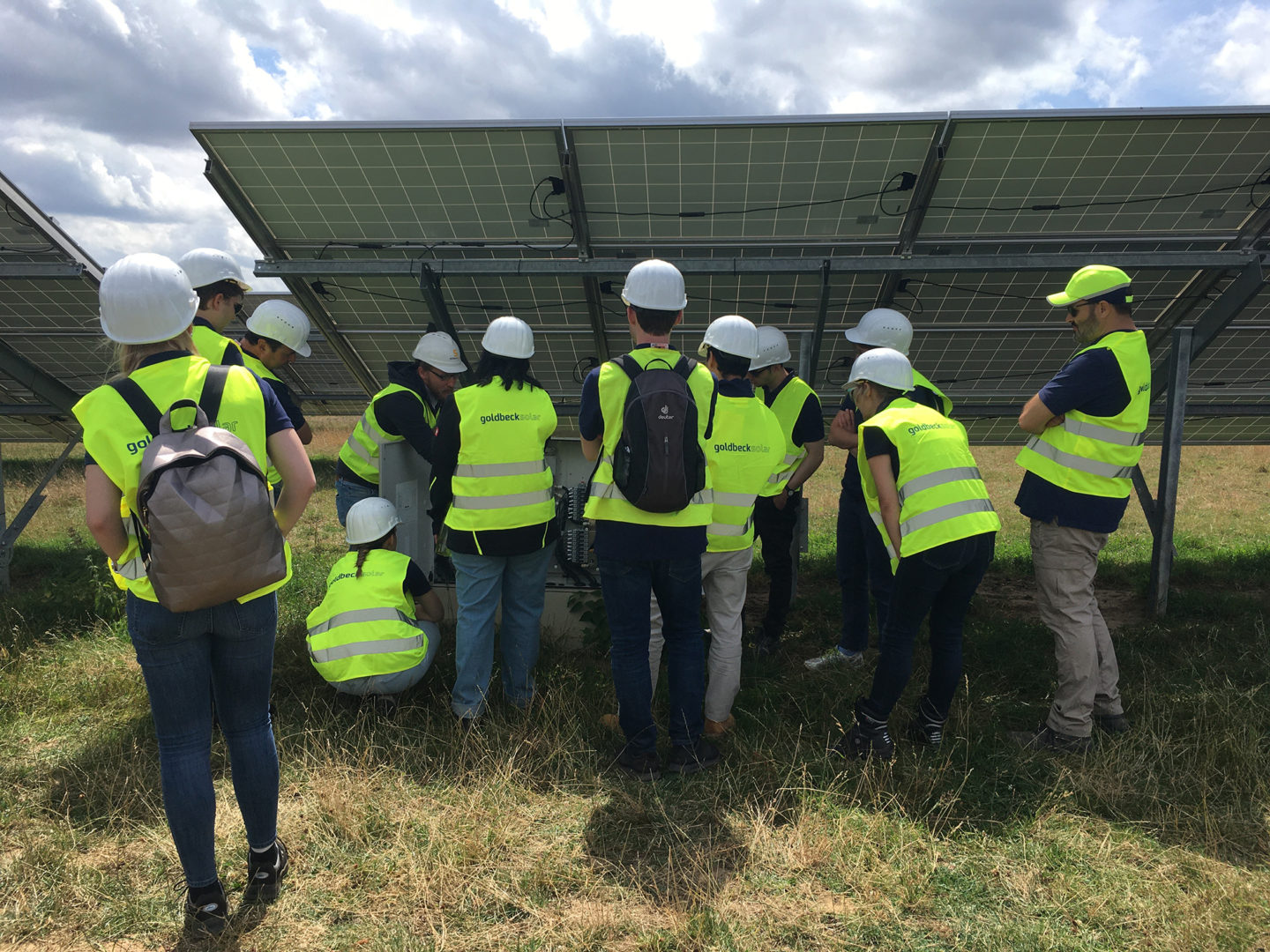 Mitarbeiter beim Ausflug zum Solarprojekt Sunera
