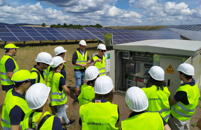 Mitarbeiter lassen sich das Solarprojekt Weierweiler erklären