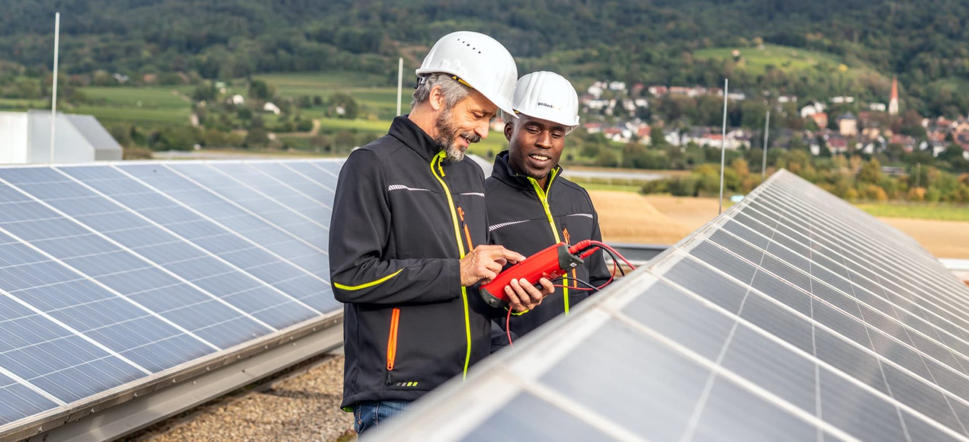 Zwei O&M-Techniker prüfen eine Solaranlage