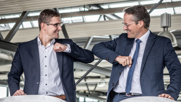 Tobias Schüssler und Joachim Goldbeck feiern den erfolgreichen Geschäftsbericht 2020