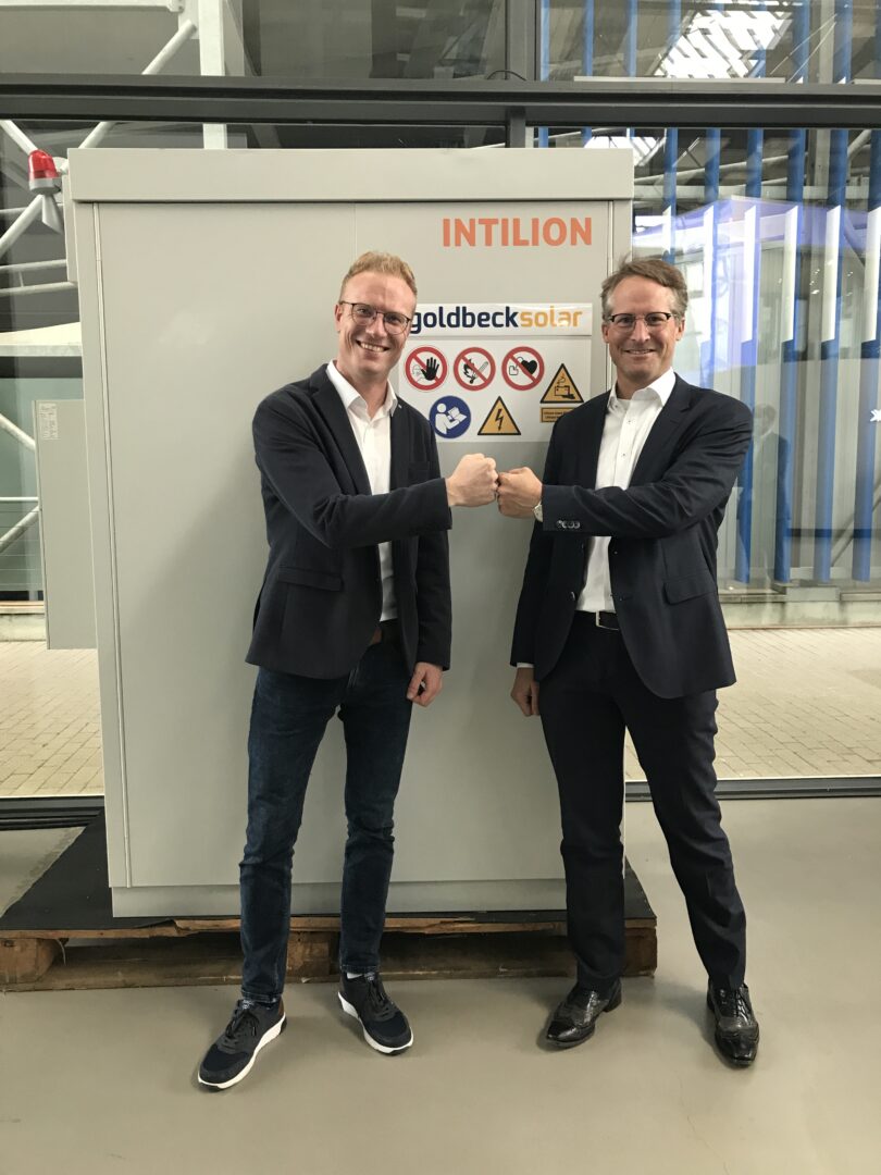 Auf dem Bild ist links Manuel Schmidt (Geschäftsbereichsleiter der INTILION GmbH) und rechts Joachim Goldbeck (Gründer von GOLDBECK SOLAR) zu sehen.