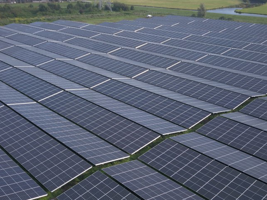 Mit 19 MWp versorgt der Solarpark Kampen nun Haushalte in der Region Overijssel in den Niederlanden.