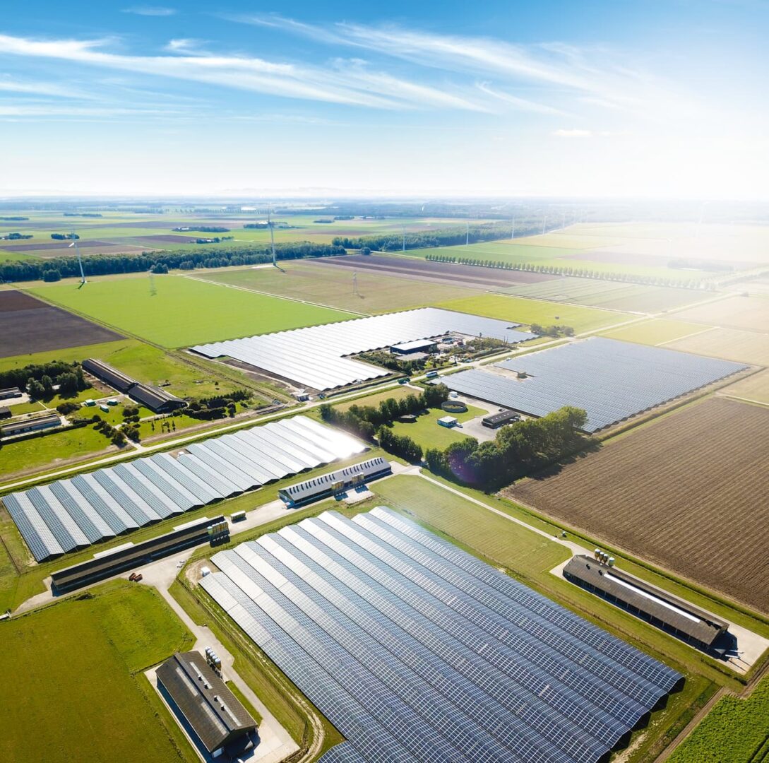 Luftaufnahme des Solarparks Lelystad in den Niederlanden.