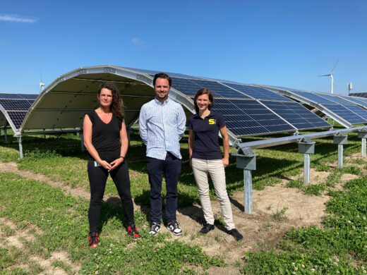 Hellen Elissen from Wageningen University & Research, Marcel Stöber from GOLDBECK SOLAR and Patricia Gese, responsible for Agri-PV business development at GOLDBECK SOLAR in front of a MarcS-Module
