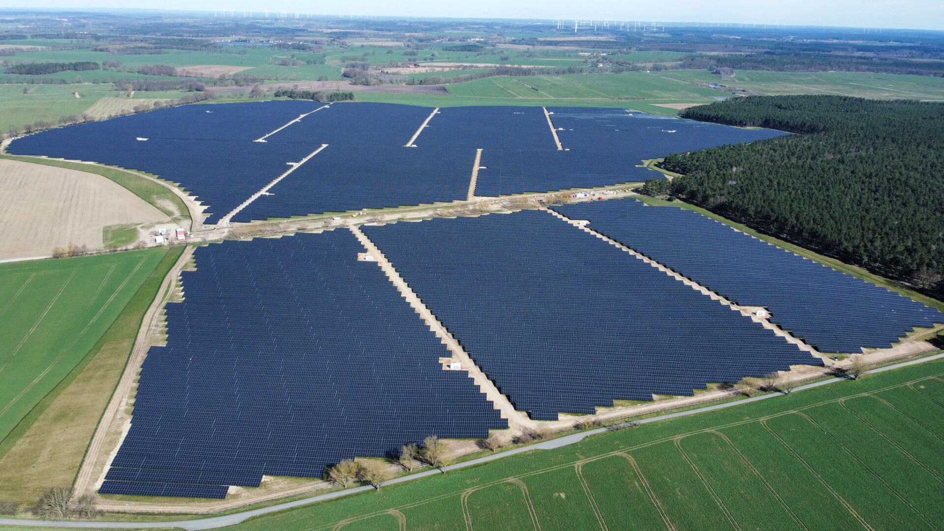 Luftansicht des Solarparks Döllen in Brandenburg