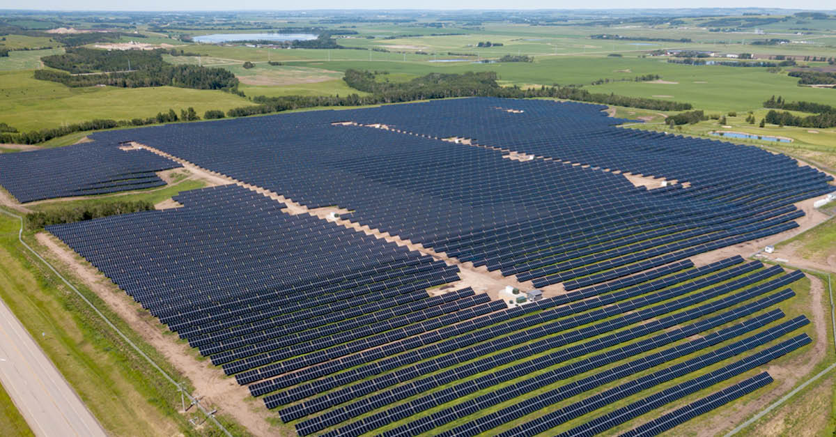 Luftaufnahme der Solar Farm Innisfail in Canada