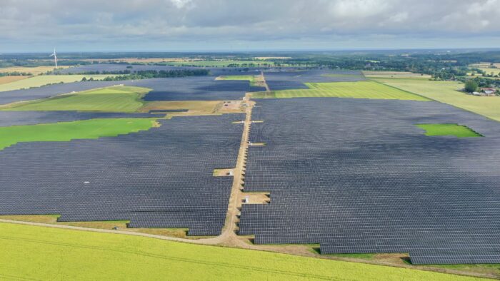 Luftaufnahme einer Solaranlage