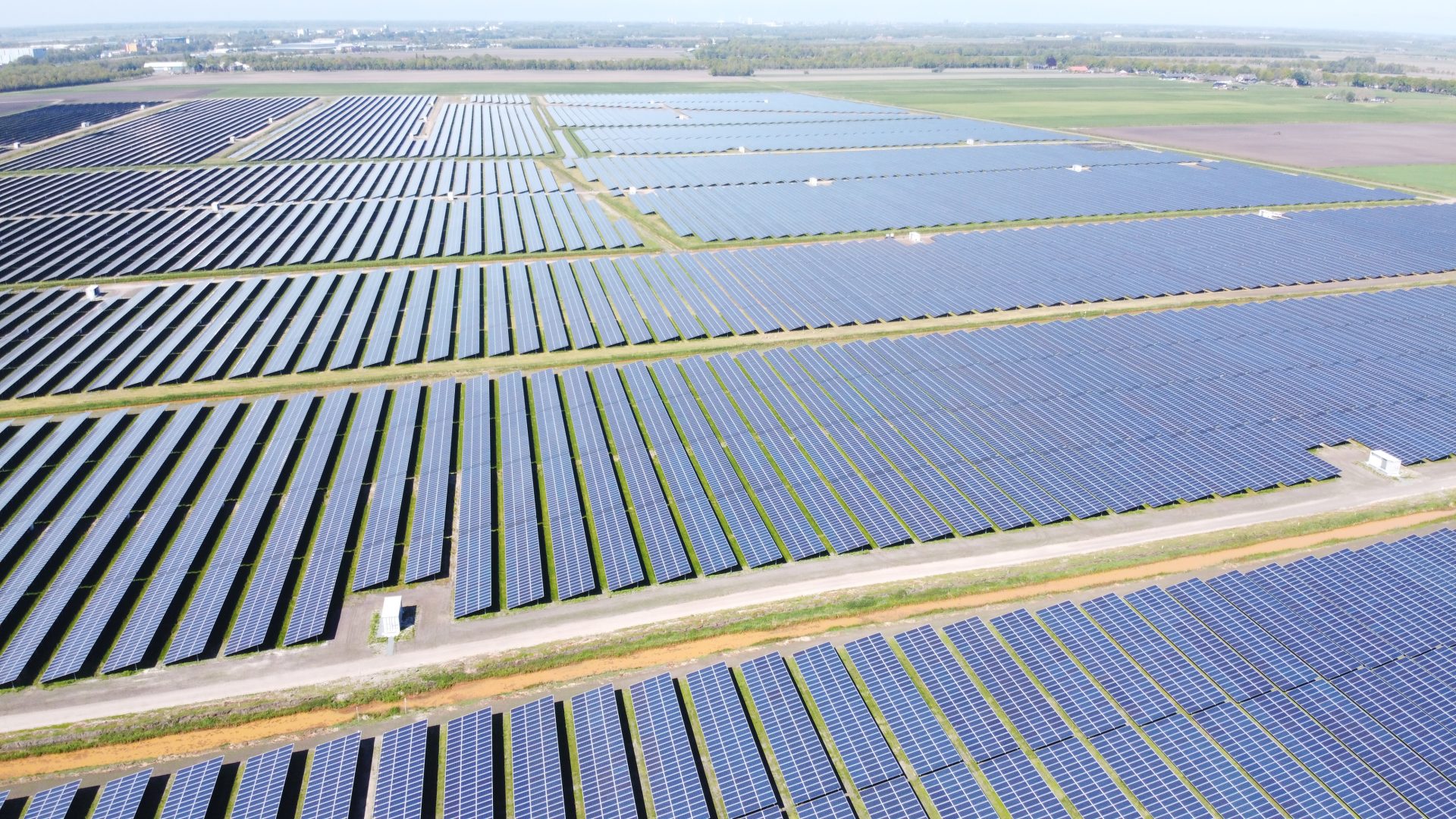 industrielle Solarparks, Luftaufnahme eines Solarparks