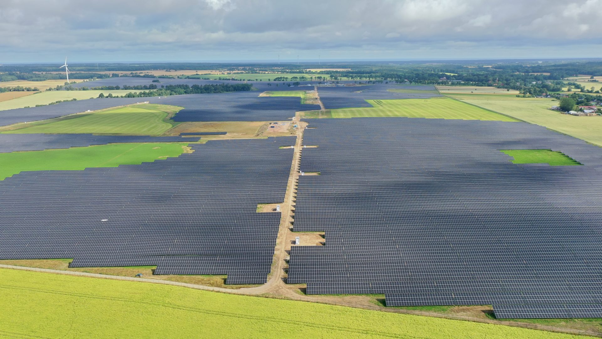 Luftaufnahme des Solarparks Zwartowo in Polen