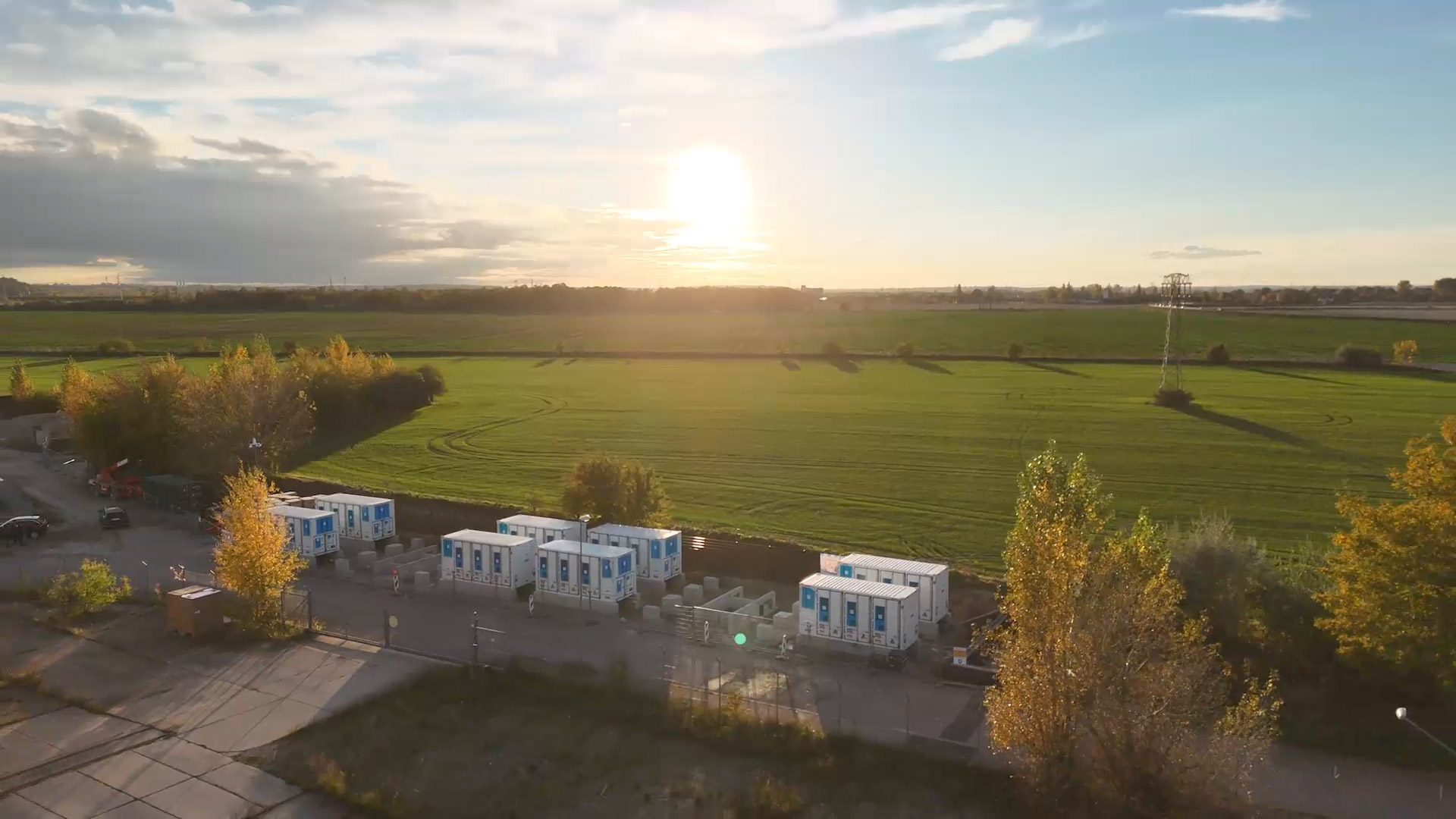 Luftaufnahme mehrerer Batterie-Energiespeicher