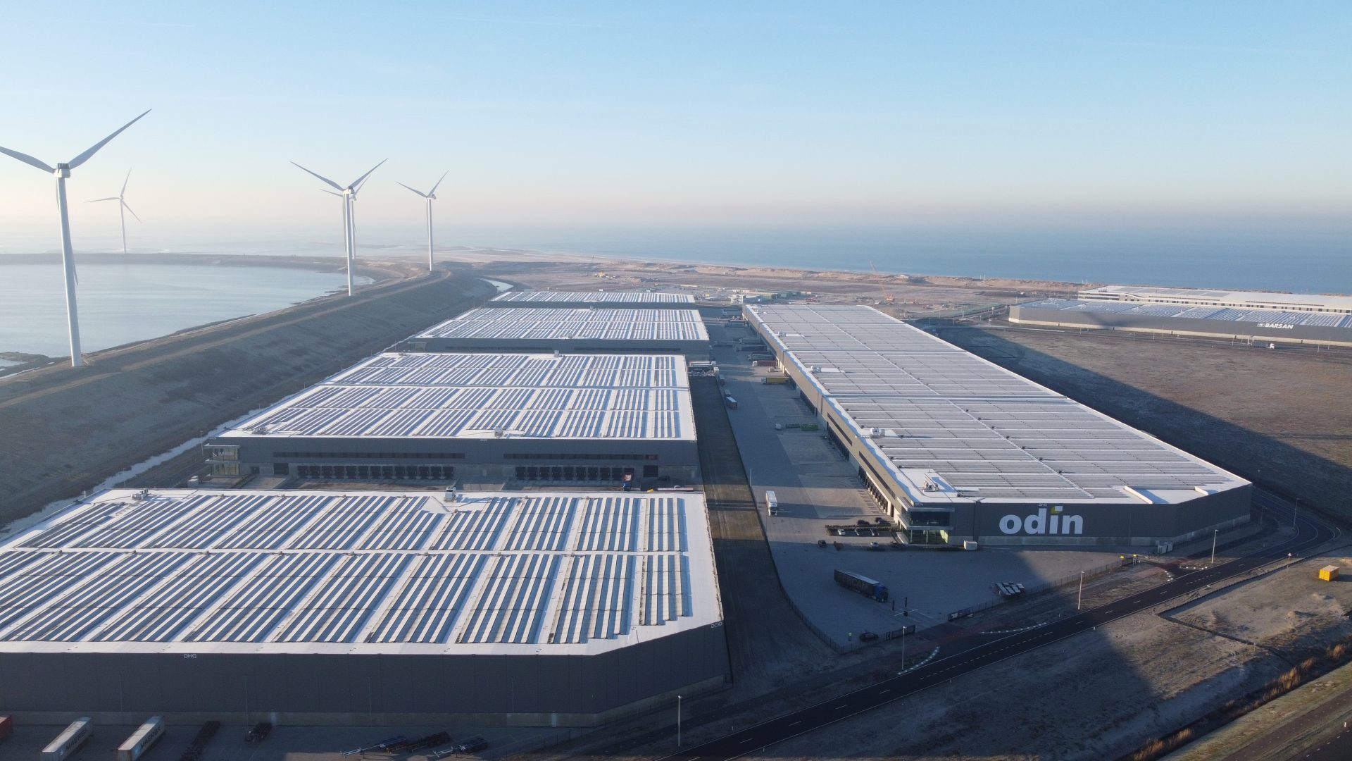 Luftaufnahme des Solardaches Maasvlakte, einer der größten Dachanlagen in Europa