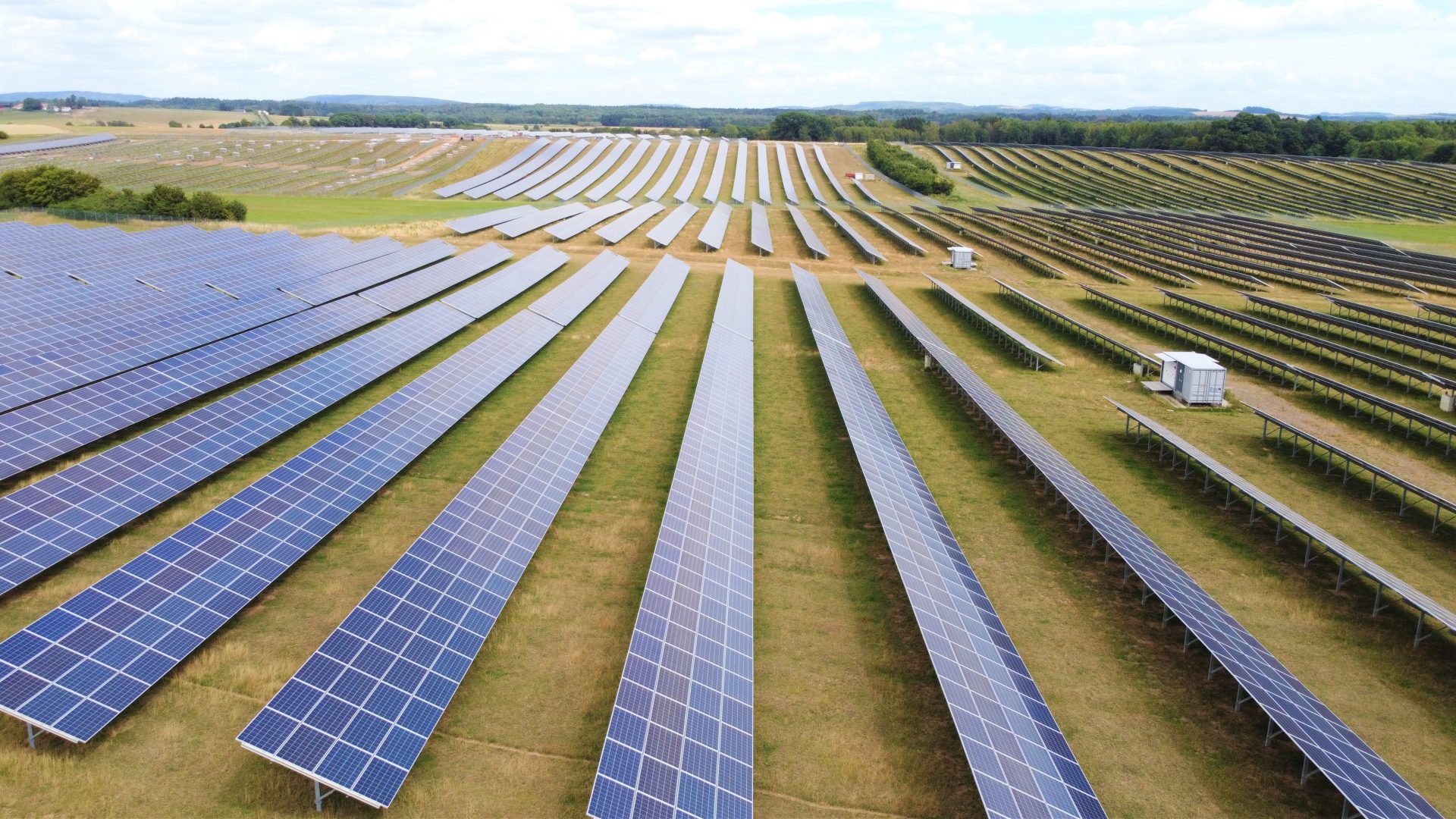 Luftaufnahme eines Solarparks. Auch als Flächenpacht ist eine Zusammenarbeit möglich.