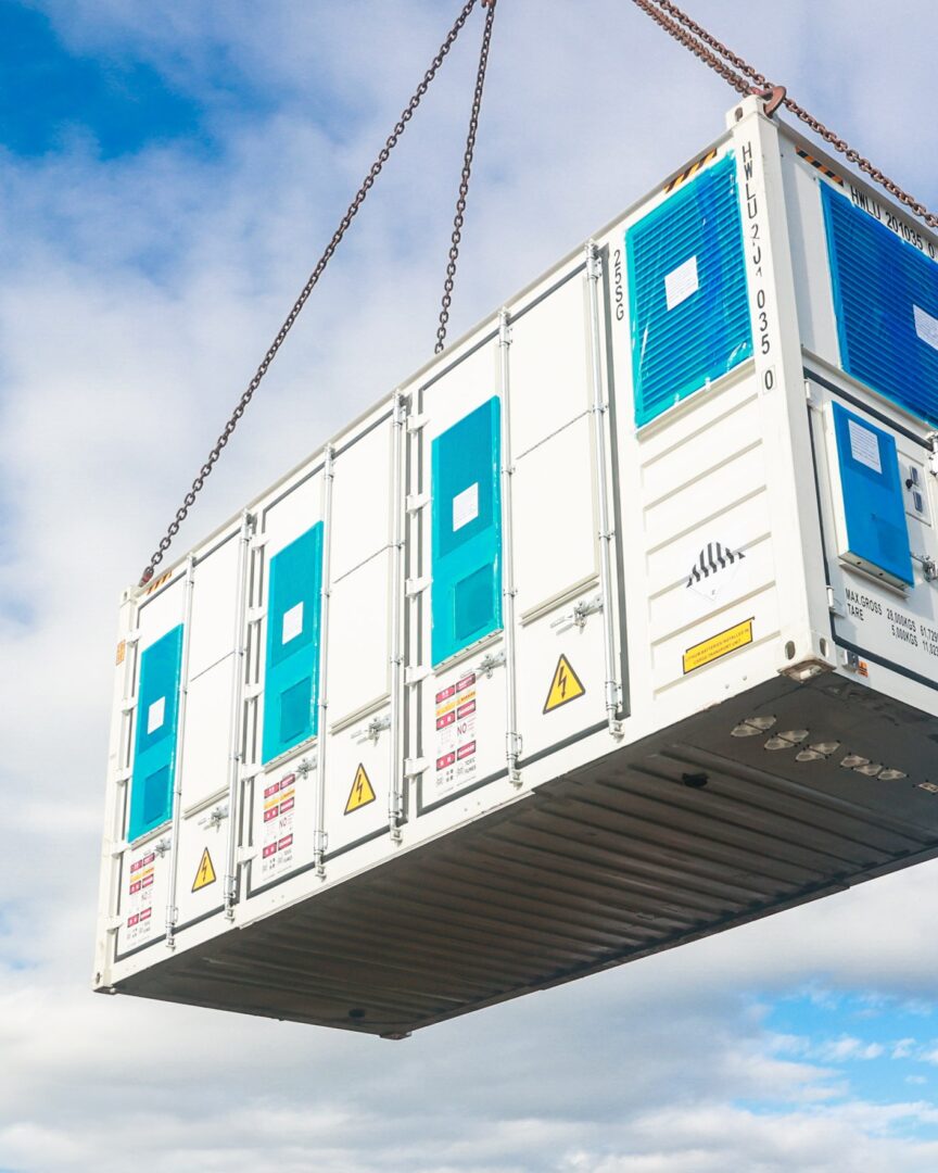 Batteriespeicher hängt an einem Kran