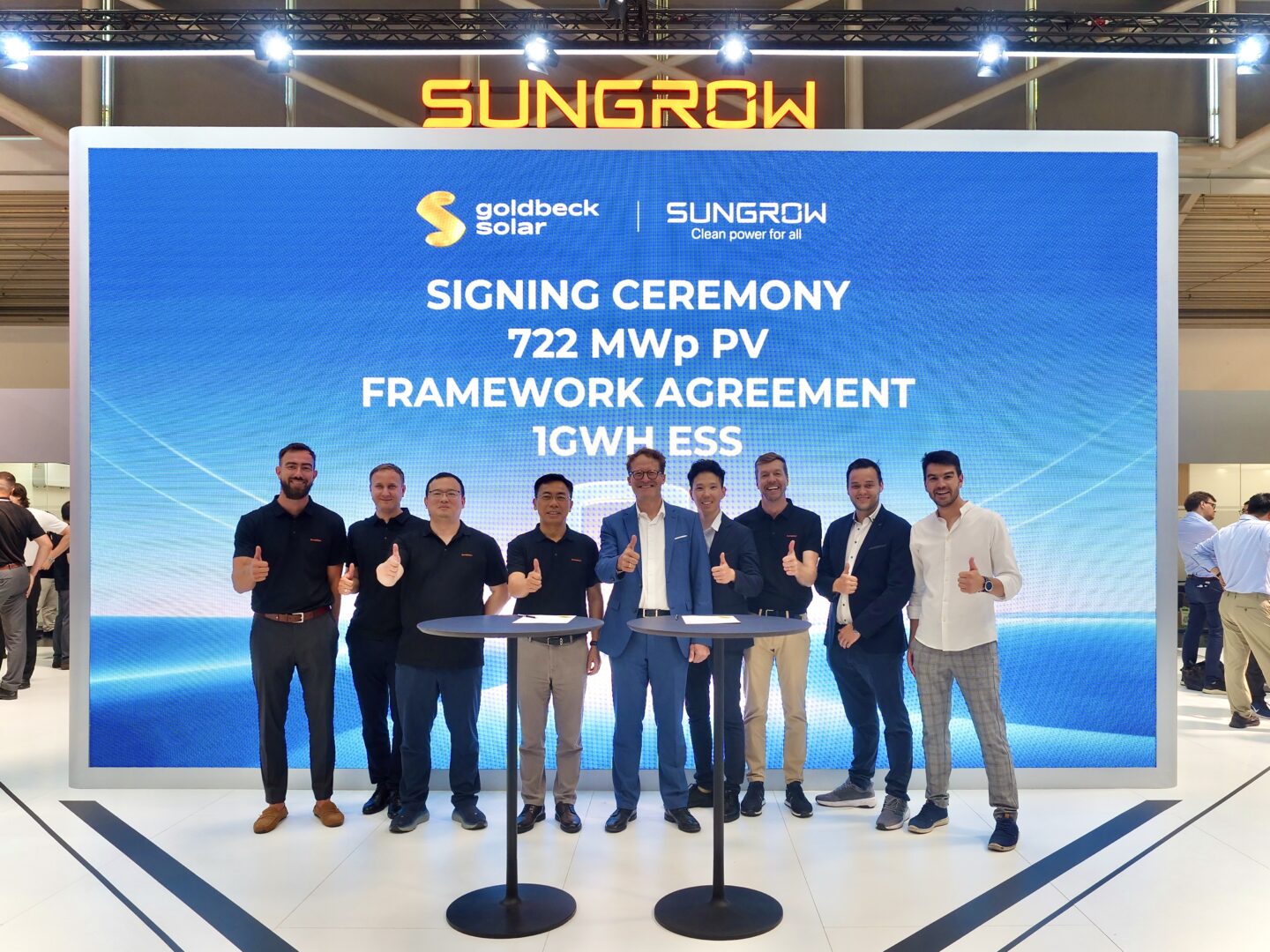 Bild der Signing Ceremony zwischen GOLDBECK SOLAR und Sungrow auf der Intersolar 2026